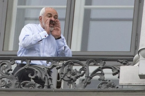 Bộ trưởng Ngoại giao Iran Mohammad Javad Zarif hét lên từ ban công Khách sạn Palais Coburg tại Vienna, Áo - nơi tổ chức cuộc đàm phán chương trình hạt nhân Iran ngày 13/7/2015. (AFP)