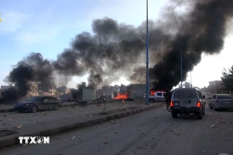  Khói bốc lên sau các cuộc không kích vào các mục tiêu của phiến quân IS tại Raqa. (Nguồn: AFP/TTXVN)