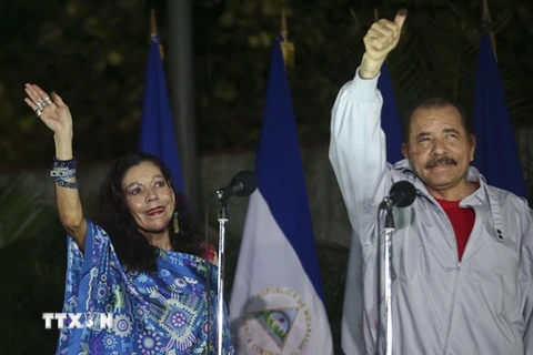Tổng thống Nicaragua Daniel Ortega (phải) và Đệ nhất phu nhân Rosario Murillo sau cuộc bỏ phiếu ở Managua ngày 6/11. (Nguồn: AP/TTXVN)