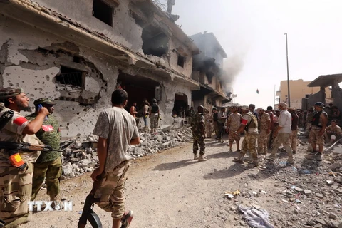 Lực lượng trung thành với Chính phủ Libya được LHQ ủng hộ trong chiến dịch quân sự chống IS tại thành phố Sirte. (Nguồn: THX/TTXVN)