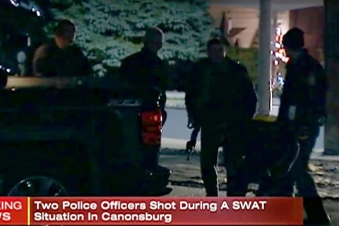 Hai nhân viên cảnh sát đã được đưa tới một bệnh viện ở Pittsburgh. (Nguồn: nydailynews.com)