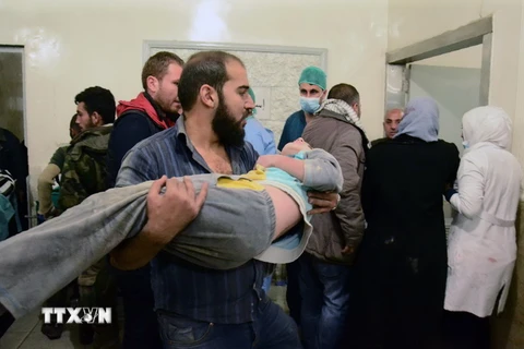 Một em nhỏ bị thương sau vụ nã pháo của quân nổi dậy nhằm phá vỡ vòng vây của quân Chính phủ Syria ở phía đông Aleppo ngày 3/11. (Nguồn: AFP/TTXVN)