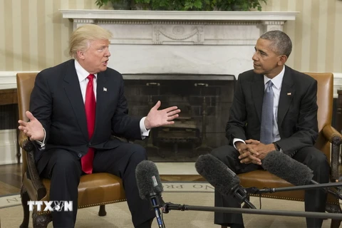 Tổng thống đương nhiệm Barack Obama hội đàm với Tổng thống đắc cử Donald Trump. (Nguồn: EPA/TTXVN)