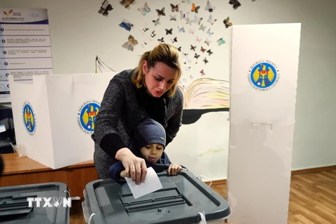 Cử tri Moldova bỏ phiếu tại một điểm bầu cử ở Chisinau ngày 13/11. (Nguồn: AFP/TTXVN)