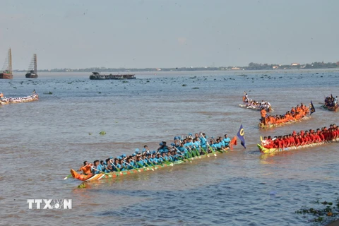  Các thuyền đua tranh tài tại lễ hội. (Ảnh: Phan Minh Hưng/TTXVN)