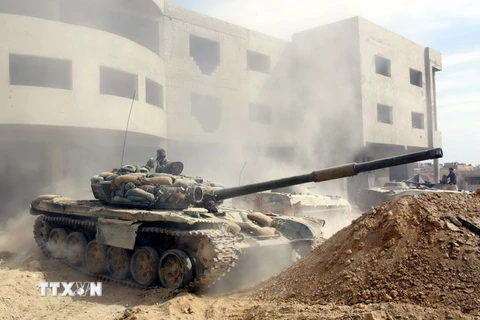 Binh sỹ Syria trong chiến dịch truy quét phiến quân tại Jobar, phía đông thủ đô Damascus, Syria. (Nguồn: THX/TTXVN)