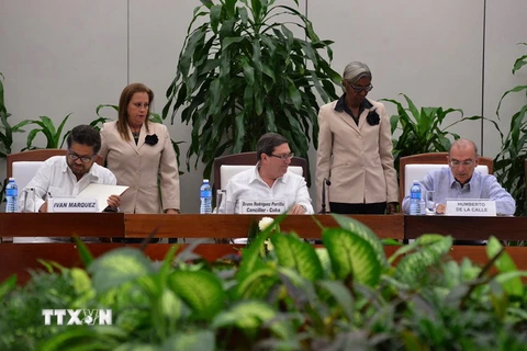 Các bên đàm phán tại lễ ký kết thỏa thuận hòa bình mới ở La Habana, Cuba ngày 12/11. (Nguồn: AFP/TTXVN)