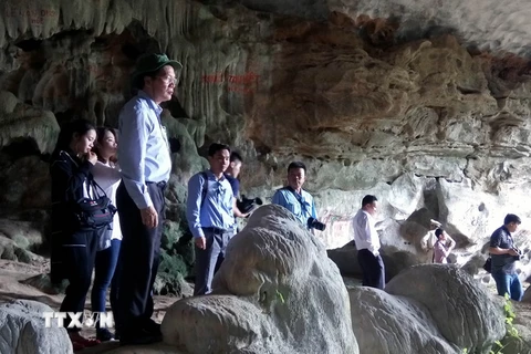 Đoàn liên ngành kiểm tra tại hang Cặp La. (Ảnh: Nguyễn Hoàng/TTXVN)