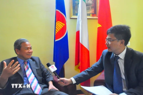 Đại sứ Việt Nam tại Italy Cao Chính Thiện trả lời phỏng vấn. (Ảnh: Đức Hòa/TTXVN)