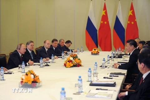 Tổng thống Nga Vladimir Putin (trái) và Chủ tịch Trung Quốc Tập Cận Bình hội đàm bên lề Hội nghị Cấp cao APEC. (Nguồn: EPA/TTXVN) 