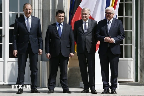 Các Ngoại trưởng Nga, Ukraine, Pháp, Đức chụp ảnh chung trước cuộc họp Ngoại trưởng nhóm "Bộ tứ" ở Berlin ngày 11/5. (Nguồn: EPA/TTXVN)