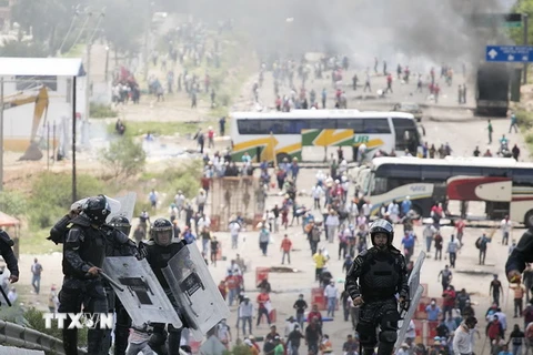 Cảnh sát Mexico ngăn chặn một cuộc biểu tình quá khích. (Nguồn: EPA/TTXVN)