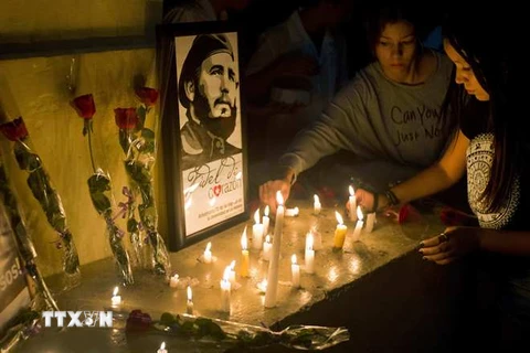 Người dân Cuba thắp nến tưởng niệm Lãnh tụ Fidel Castro tại La Habana ngày 26/11. (Nguồn: AP/TTXVN)