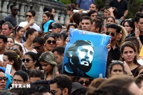 Người dân Cuba tưởng niệm Lãnh tụ Cách mạng kiệt xuất Fidel Castro. (Nguồn: EPA/TTXVN)