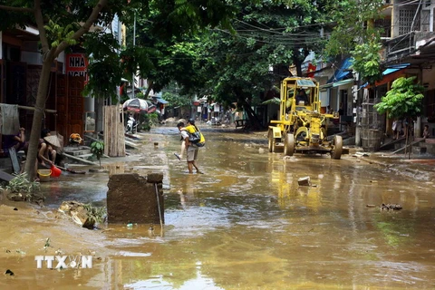 Máy xúc dọn dẹp hậu quả cơn bão số 3 trên đường Thanh Niên, thành phố Yên Bái. (Ảnh: Thế Duyệt/TTXVN)