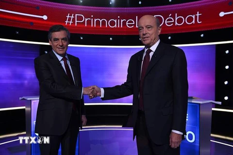 Cựu Thủ tướng François Fillon (trái) và đối thủ Alain Juppé. (Nguồn: AFP/TTXVN)