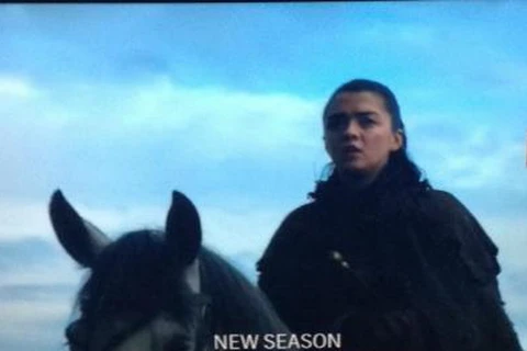 Hình ảnh Arya ngồi trên lưng ngựa trong bộ quần áo mùa Đông