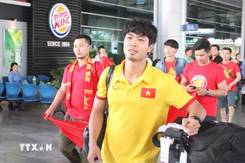 Các cầu thủ Đội tuyển bóng đá Việt Nam tại sân bay Tân Sơn Nhất. (Ảnh: Xuân Dự/TTXVN)