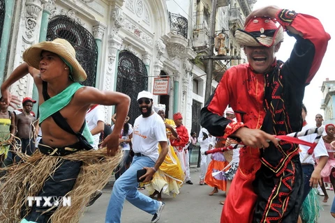 Các vũ công biểu diễn điệu nhảy Rumba trên đường phố ở thủ đô La Habana, Cuba. (Nguồn: EPA/TTXVN)