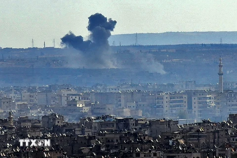  Khói bốc lên trong các cuộc giao tranh giữa quân đội Chính phủ Syria và lực lượng nổi dậy ở ngoại ô Aleppo ngày 3/12. (Nguồn: AFP/TTXVN)
