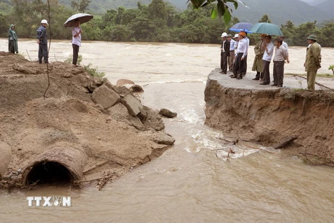 Tuyến đường nối xã Vinh Kim đi Vĩnh Sơn, huyện Vĩnh Thạnh, Bình Định bị nước lũ cuốn trôi một đoạn dài, giao thông bị chia cắt. (Ảnh: Nguyên Linh/TTXVN)