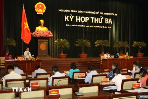 Giám đốc Sở Xây dựng Thành phố Hồ Chí Minh Trần Trọng Tuấn trả lời chất vấn của các đại biểu. (Ảnh: Thanh Vũ/TTXVN)