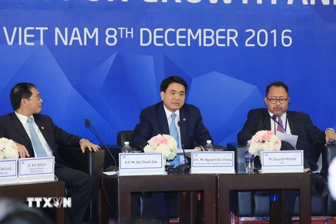 Phó Bí thư Thành ủy, Chủ tịch UBND thành phố Hà Nội Nguyễn Đức Chung (giữa) phát biểu. (Ảnh: Phạm Kiên/TTXVN)