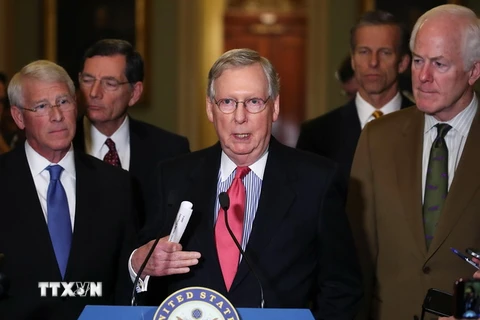 Thượng nghị sỹ Mitch McConnell (giữa) phát biểu tại cuộc họp báo ở thủ đô Washington DC ngày 6/12. (Nguồn: AFP/TTXVN)
