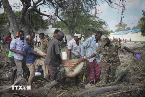Chuyển nạn nhân thiệt mạng trong vụ đánh bom ở Mogadishu. (Nguồn: EPA/TTXVN)