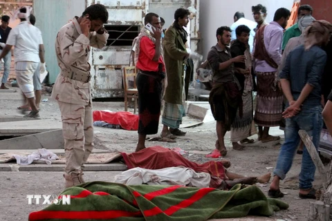 Thi thể các nạn nhân tại hiện trường vụ đánh bom ở Aden ngày 10/12. (Nguồn: AFP/TTXVN)