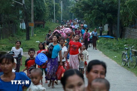 Người dân sơ tán khỏi Rakhine để đảm bảo an toàn. (Nguồn: AFP/TTXVN)