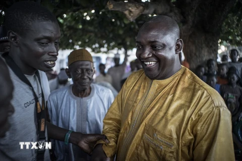 Ứng cử viên đối lập Adama Barrow và những người ủng hộ tại Jambur (Gambia) ngày 26/11. (Nguồn: AFP/TTXVN)
