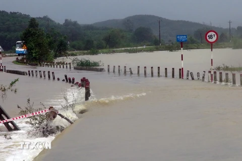 Nước lũ dâng cao ở xã Quế Lộc. (Ảnh: Đỗ Trưởng/TTXVN) 