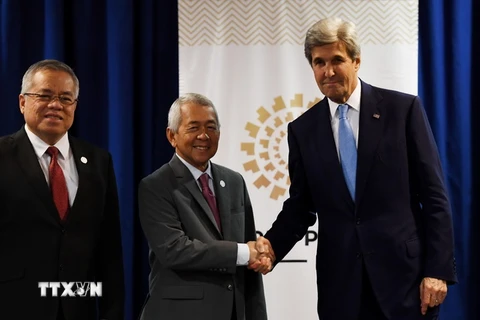 Ngoại trưởng Philippines Perfecto Yasay (giữa) và Ngoại trưởng Mỹ John Kerry (phải) trong cuộc gặp bên lề Hội nghị APEC ở Peru ngày 17/11. (Nguồn: AFP/TTXVN)