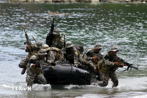 Hải quân Philippines diễn tập tình huống giải cứu con tin trong cuộc tập trận đổ bộ tại Ternate. (Nguồn: Reuters/TTXVN)