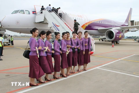 Các tiếp viên Hãng hàng không quốc gia Campuchia chụp ảnh bên máy bay chở khách Airbus 321 tại sân bay quốc tế Phnom Penh. (Nguồn: THX/TTXVN)