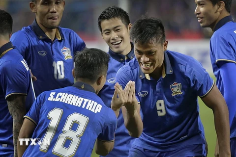 Niềm vui của các cầu thủ đội Thái Lan sau khi Siroch Chatthong (số 9) ghi bàn thắng trong trận đấu lượt về với đội Indonesia tại Bangkok ngày 17/12. (Nguồn: AP/TTXVN)