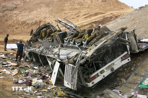 Hiện trường một vụ tai nạn xe khách tại Afghanistan. (Nguồn: THX/TTXVN)