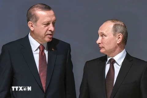 Tổng thống Nga Vladimir Putin (phải) và Tổng thống Thổ Nhĩ Kỳ Recep Tayyip Erdogan. (Nguồn: AFP/TTXVN)