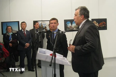 Đại sứ Nga Andrey Karlov (phải) phát biểu tại triển lãm nghệ thuật trước khi bị bắn ngày 19/12. (Nguồn: EPA/ TTXVN)