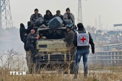 Người dân Syria sơ tán khỏi khu vực do quân nổi dậy kiểm soát ở phía tây Aleppo ngày 16/12. (Nguồn: AFP/TTXVN)