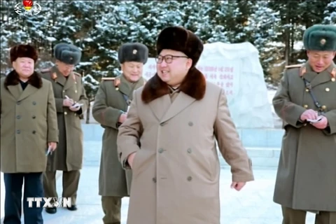 Nhà lãnh đạo Kim Jong-un (giữa) trong chuyến thăm một đơn vị quân đội ngày 25/11. (Nguồn: YONHAP/TTXVN)