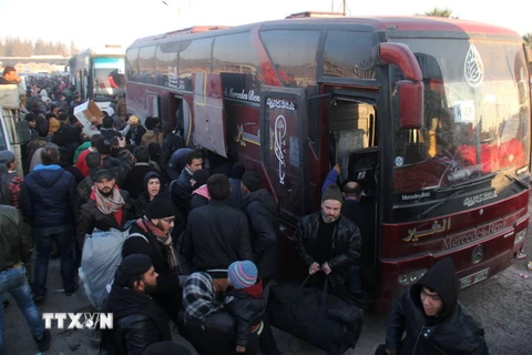 Người dân Syria sơ tán tới khu vực Khan al-Assal, phía tây Aleppo ngày 19/12. (Nguồn: AP/TTXVN)