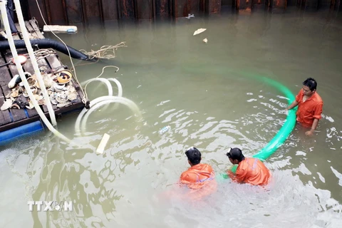 Khai quật cổ vật từ một chiếc tàu cổ bị chìm ở vùng biển Bình Châu, huyện Bình Sơn , Quảng Ngãi. (Ảnh: Thanh Long/TTXVN)