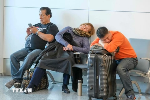 Hành khách chờ chuyến bay tại Sân bay quốc tế Los Angeles, bang California ngày 22/12. (Nguồn: AFP/TTXVN)