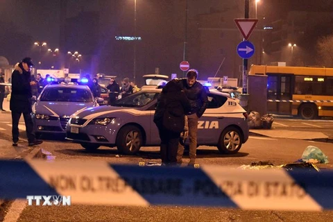  Cảnh sát Italy tại hiện trường vụ bắn súng-nơi đối tượng Anis Amri bị tiêu diệt ở Sesto San Giovanni ngày 23/12. (Nguồn: EPA/TTXVN)