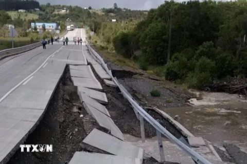  Tuyến đường cao tốc nối thành phố Castro với thị trấn Chonchi ở tỉnh Chiloe, miền nam Chile bị phá hủy do động đất ngày 25/12. (Nguồn: THX/TTXVN)