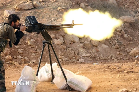 Quân nổi dậy nã pháo nhằm vào mục tiêu của lực lượng ủng hộ Chính phủ Syria ở thành phố Aleppo. (Nguồn: AFP/TTXVN)