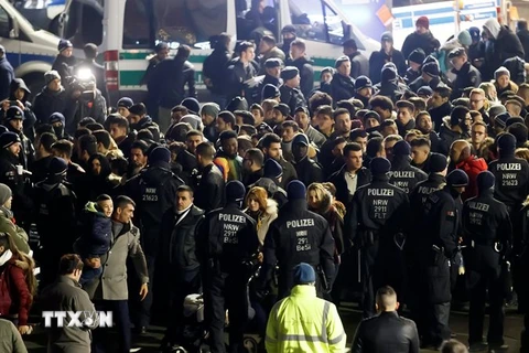  Cảnh sát Đức dàn hàng để kiểm soát những người nhập cư ở Cologne, Đức ngày 31/12. (Nguồn: EPA/TTXVN)