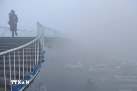  Sương mù dày đặc bao phủ một con phố ở tỉnh An Huy ngày 3/1/2017. (Nguồn: EPA/TTXVN)